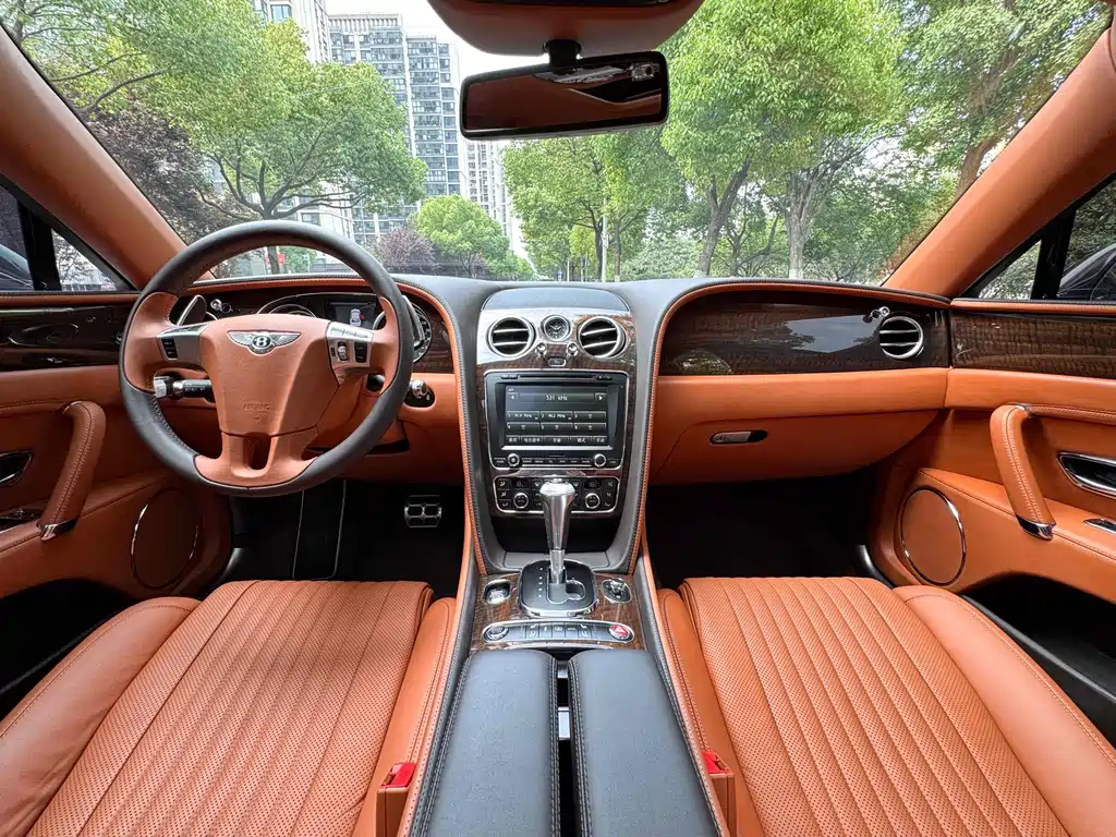 Bentley Flying Spur 2018 — фото 12