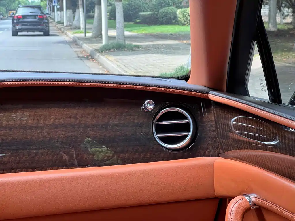Bentley Flying Spur 2018 — фото 20