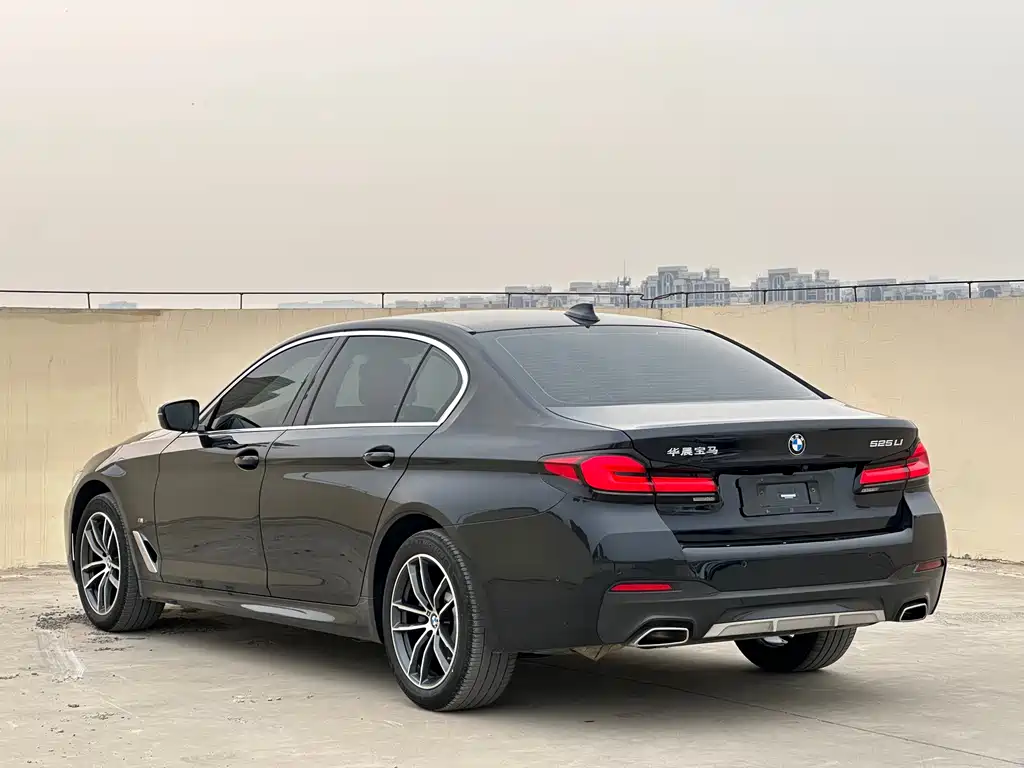 BMW 5 Series 2022 — фото 10