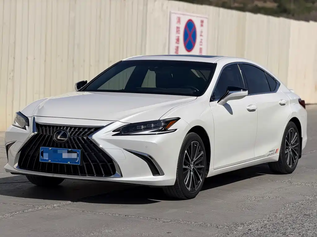 Lexus ES 2023 — фото 1