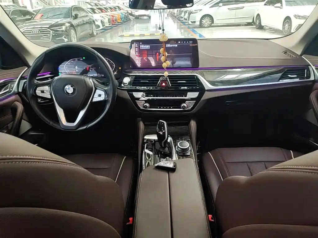 BMW 5 Series 2022 — фото 10