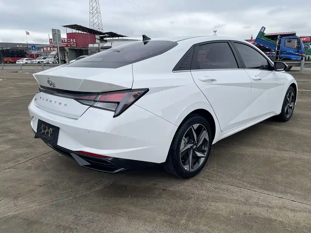 Hyundai Elantra 2021 — фото 26