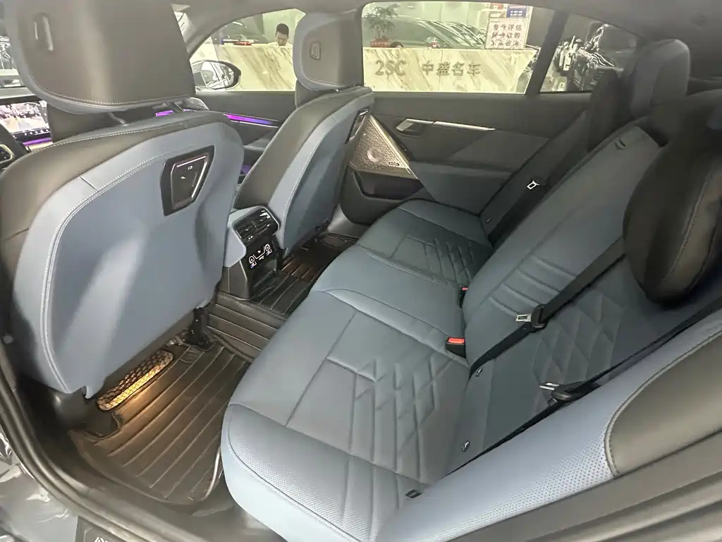 BMW 5 Series 2025 — фото 19