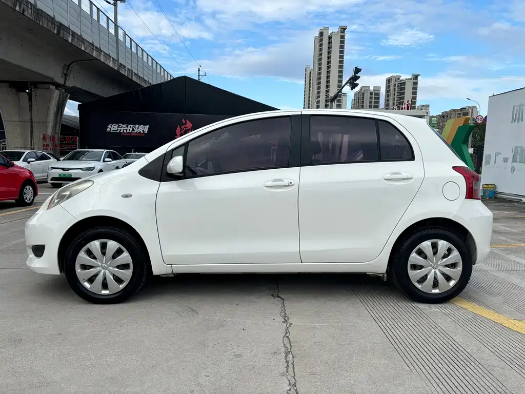 Toyota Yaris 2013 — фото 3