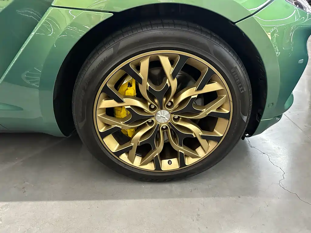 Aston Martin DBX 2023