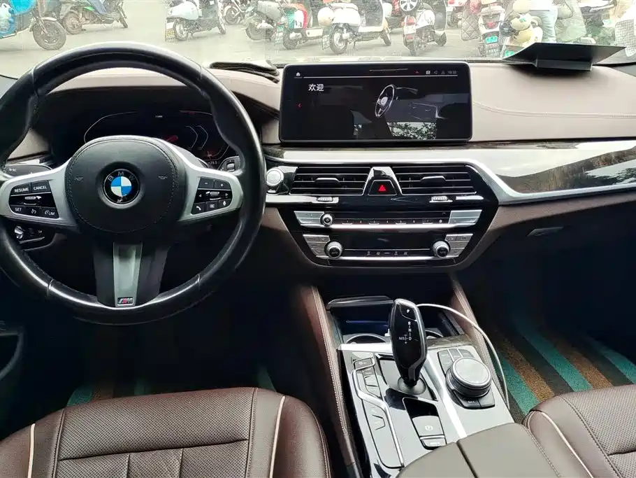 BMW 5 Series 2021 — фото 12