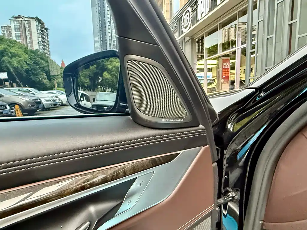 BMW 7 Series 2017 — фото 9