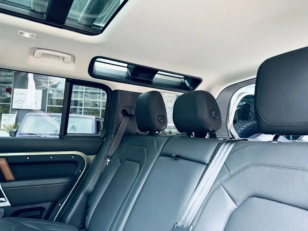 Land Rover Defender 2023 — фото 13
