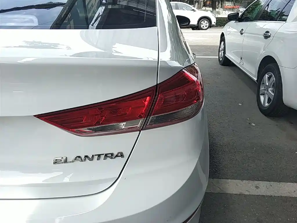 Hyundai Elantra 2019 — фото 8