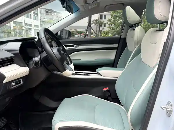 Geely Emgrand L Hip 2023