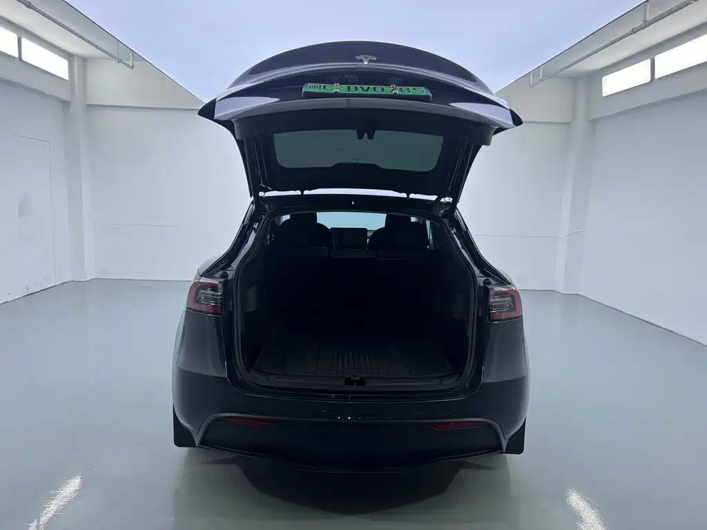 Tesla Model Y 2024 — фото 11
