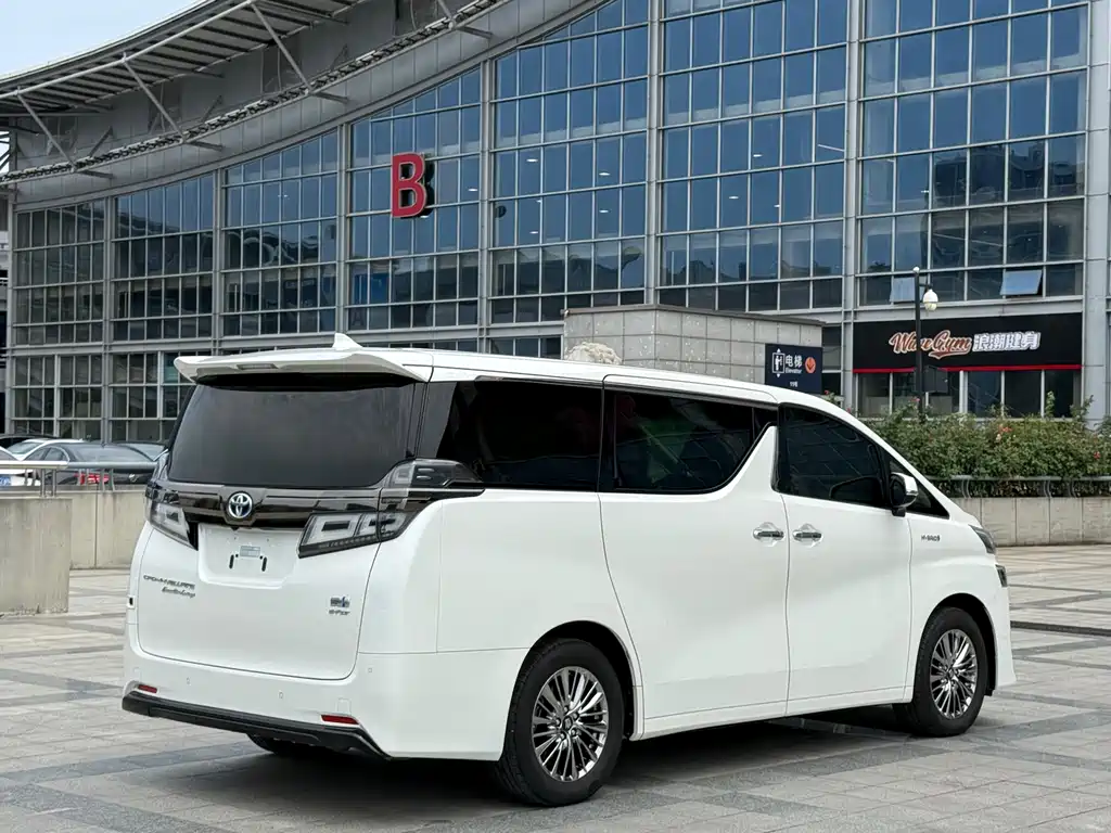 Toyota Vellfire 2023 — фото 7