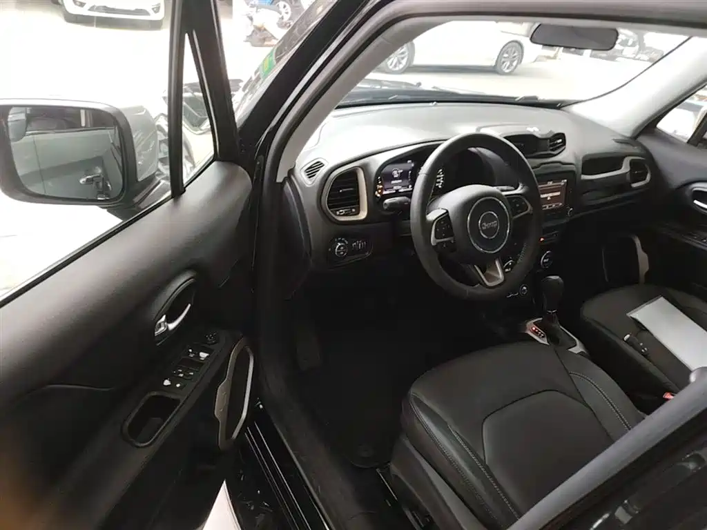 Jeep Renegade 2016 — фото 16
