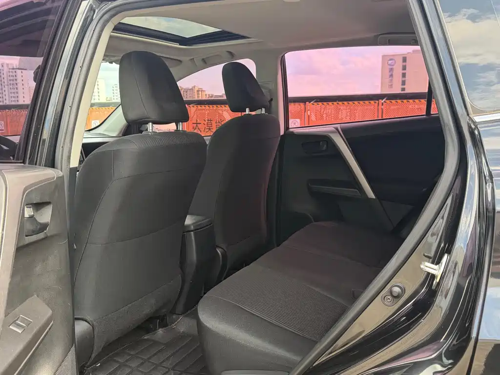 Toyota RAV4 2019 — фото 11
