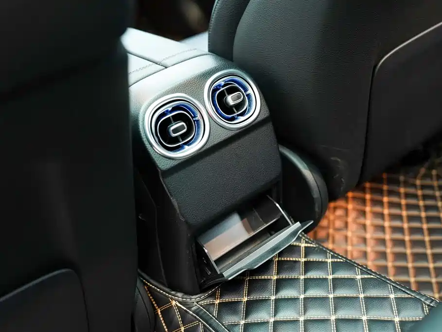 Mercedes-Benz C-Class 2023 — фото 12