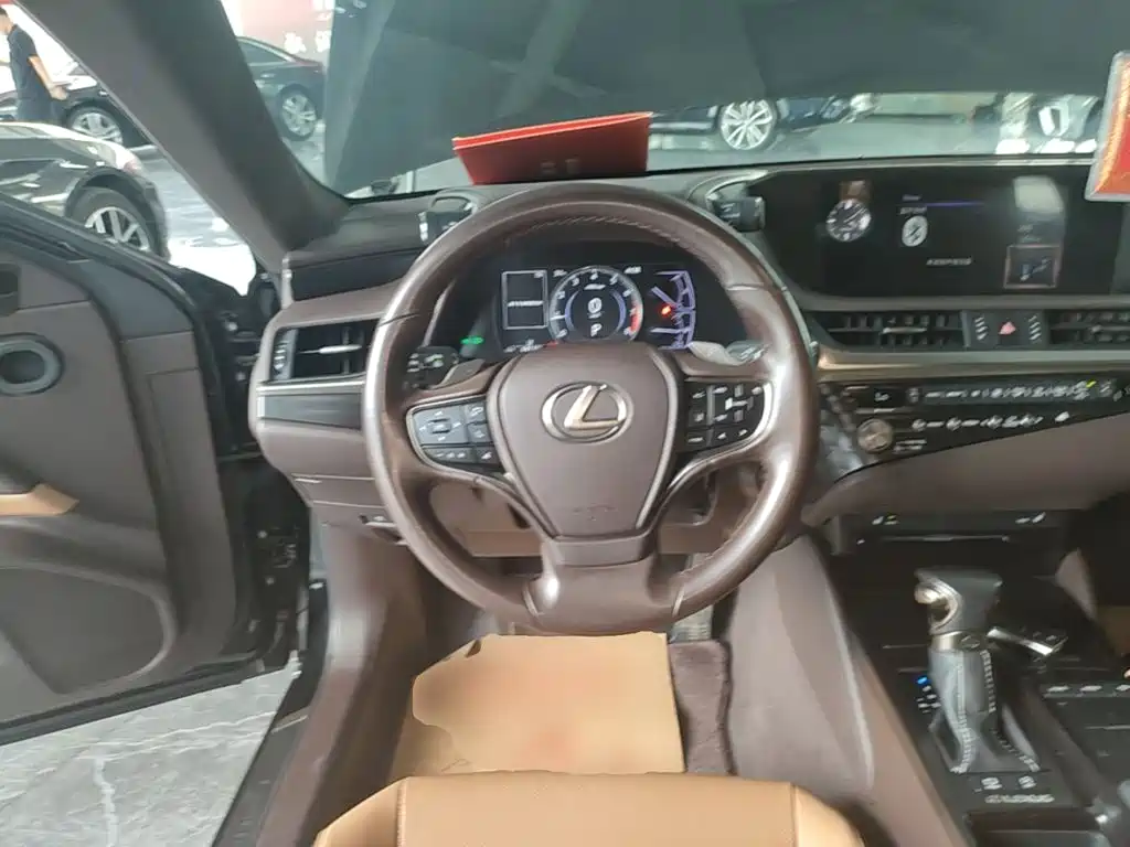 Lexus ES 2020 — фото 11