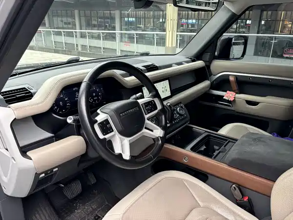 Land Rover Defender 2021