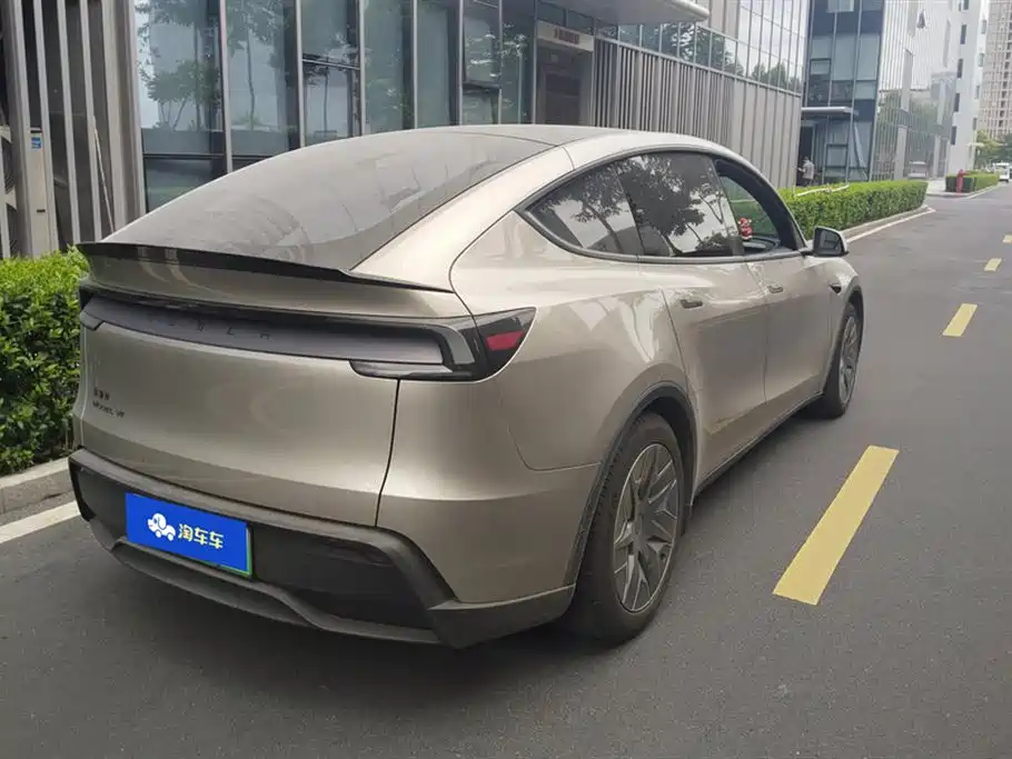 Tesla Model Y L 2025