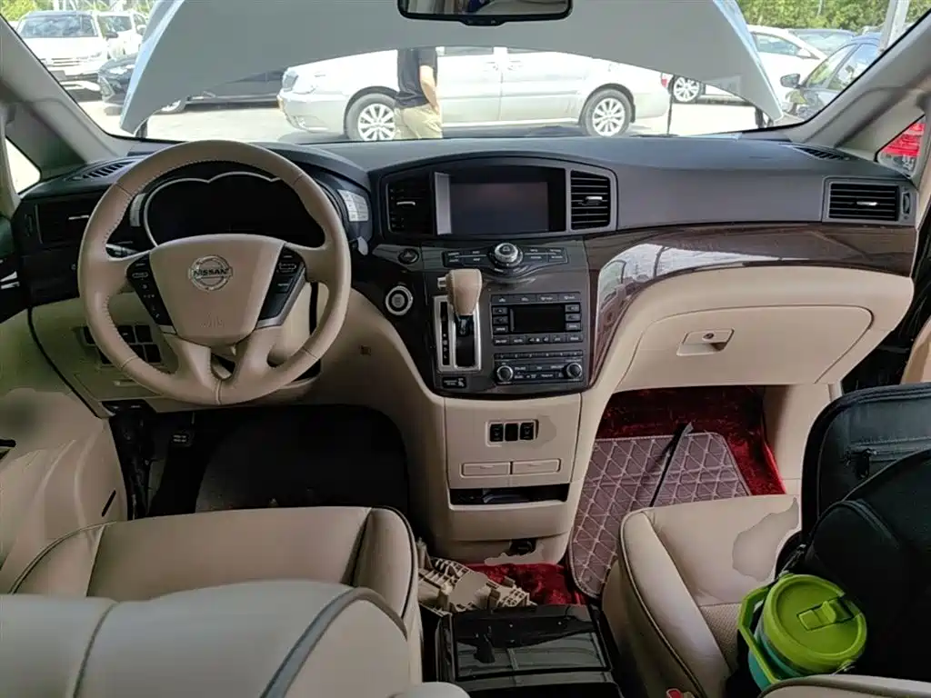 Nissan Quest 2017 — фото 10