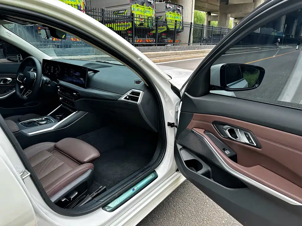 BMW 3 Series 2025 — фото 12