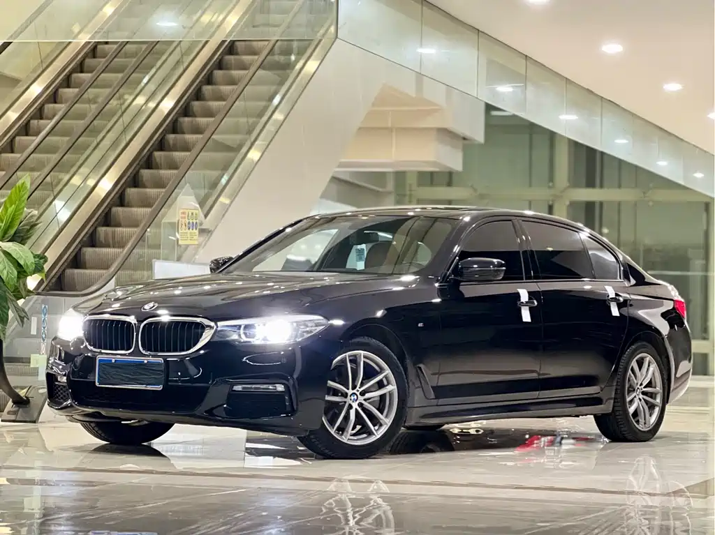 BMW 5 Series 2018 — фото 1