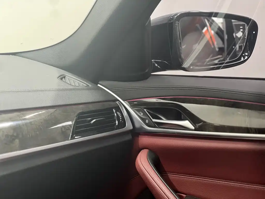 BMW 5 Series 2019 — фото 15