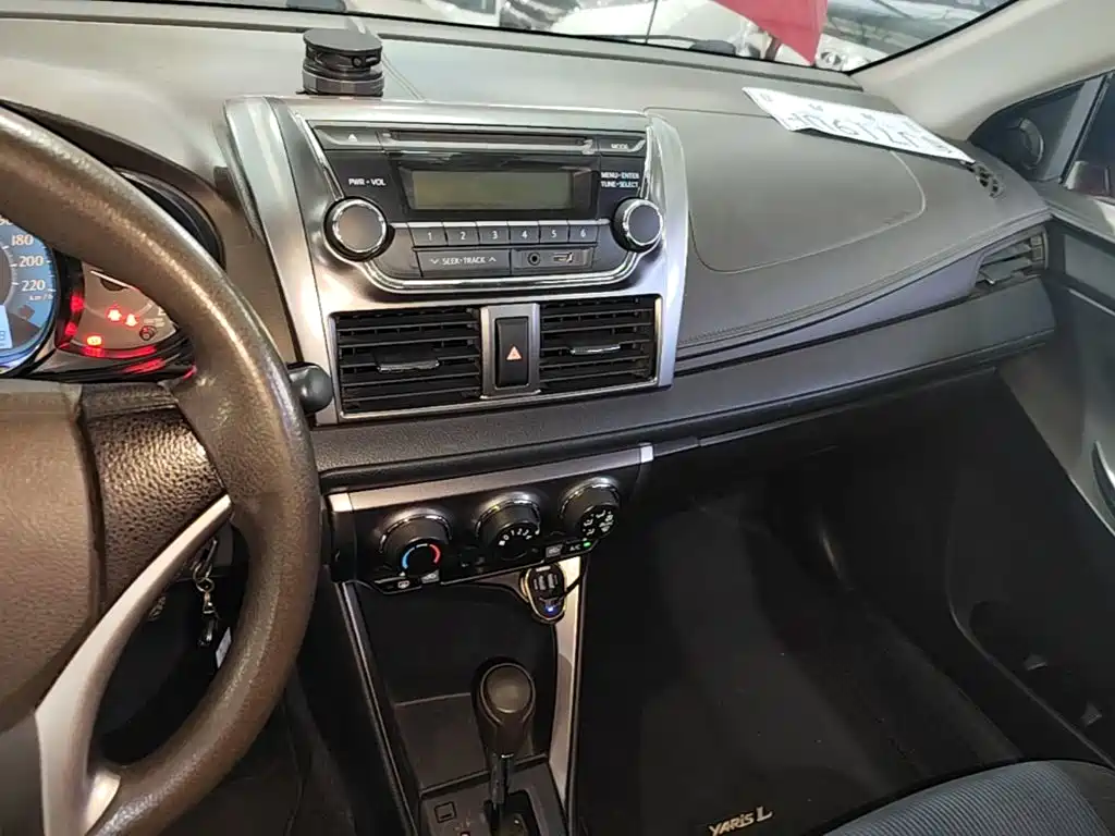 Toyota Yaris L 2016 — фото 10