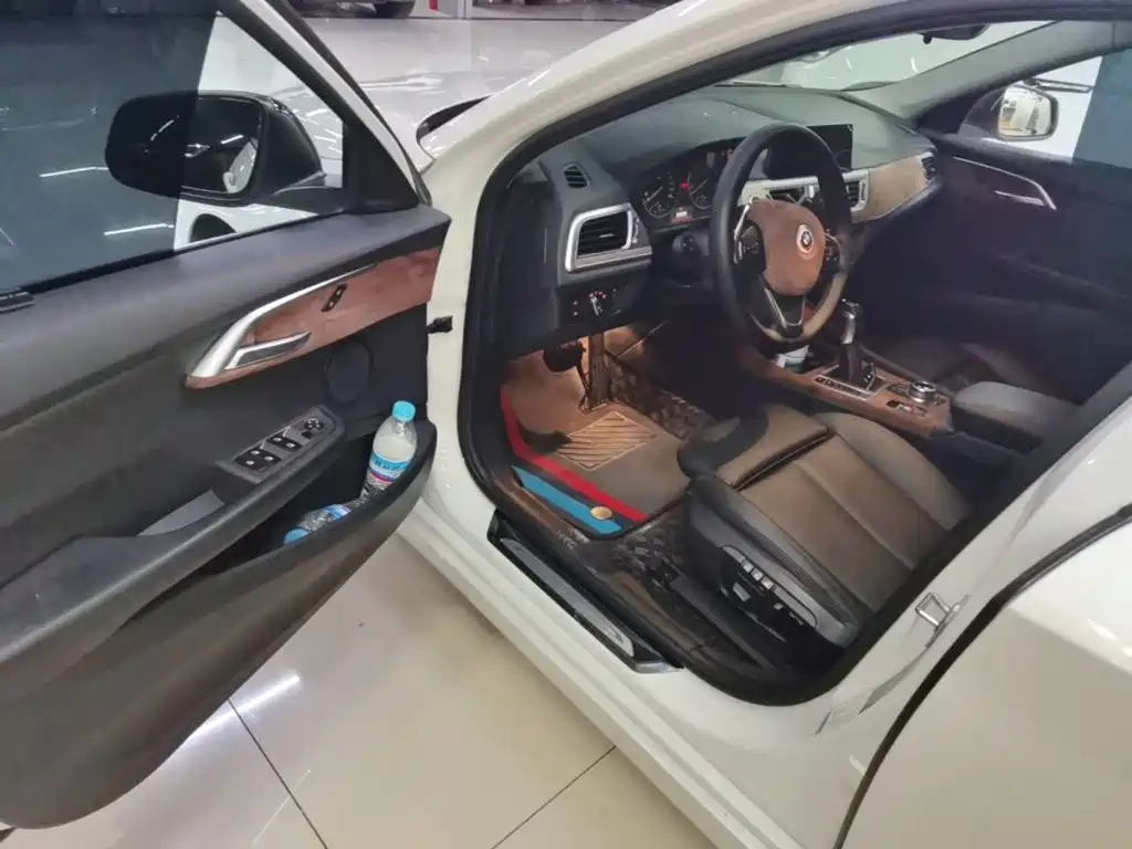 BMW 1 Series 2018 — фото 16