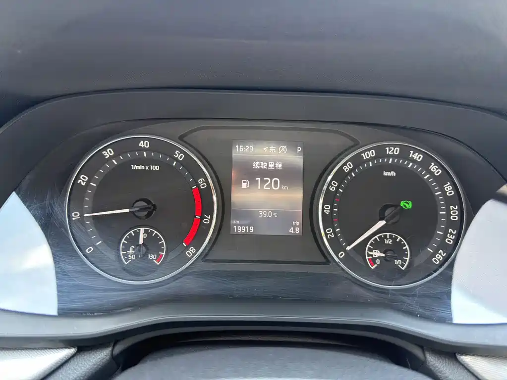 Skoda Octavia 2022 — фото 10