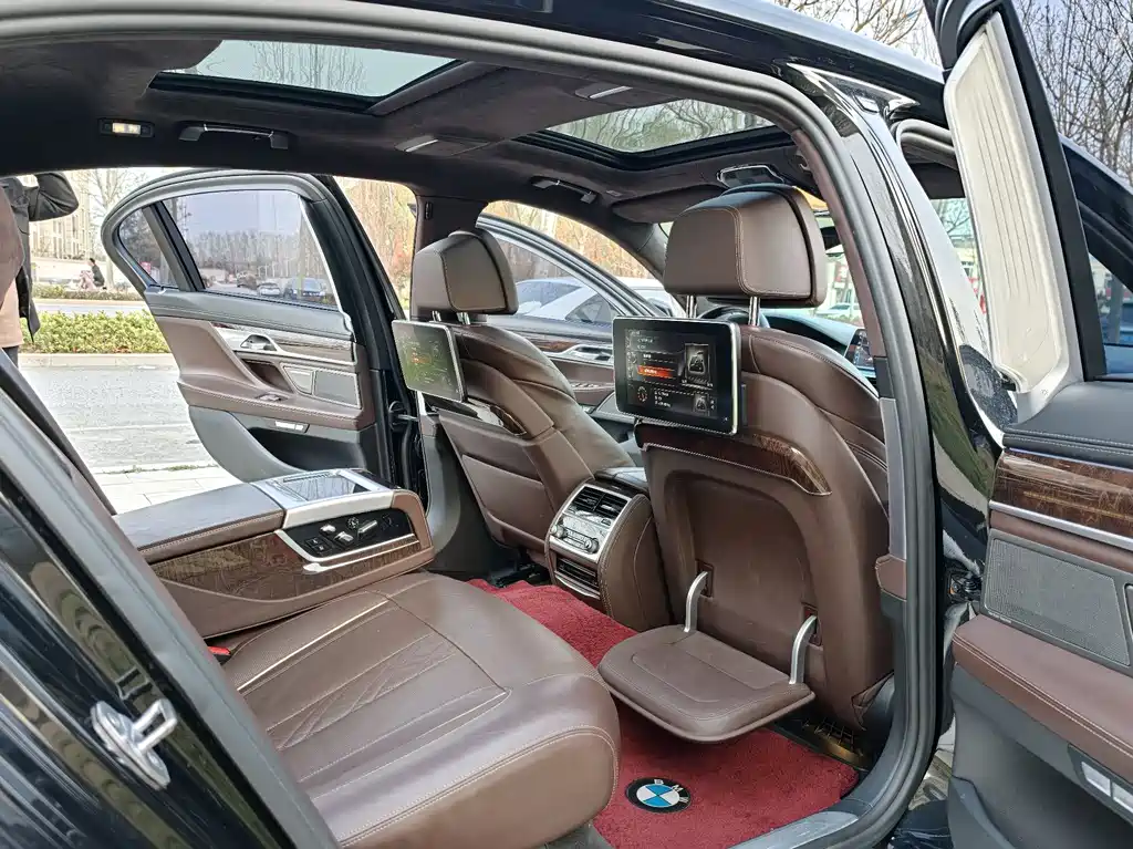 BMW 7 Series 2017 — фото 13