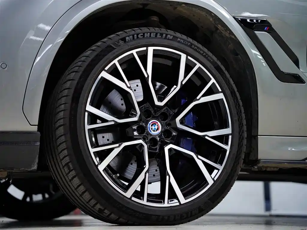 BMW X6 M 2022 — фото 25