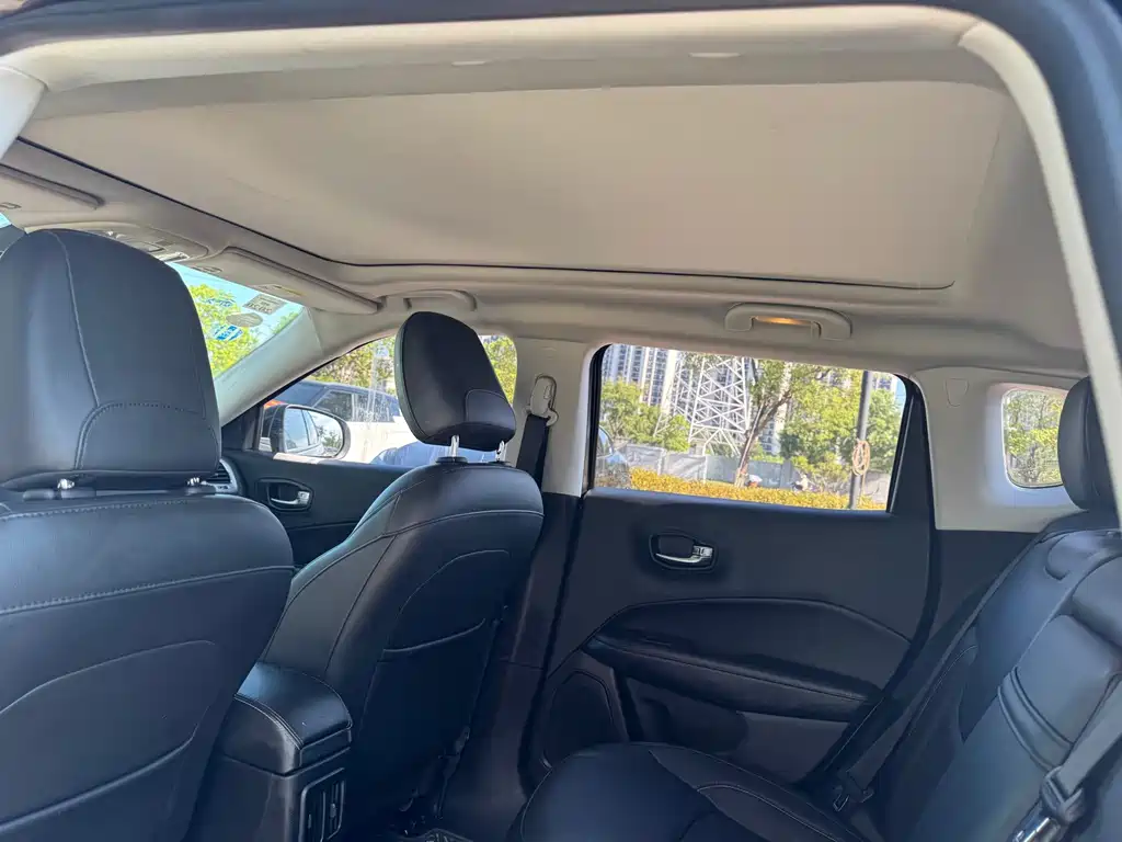 Jeep Compass 2018 — фото 12