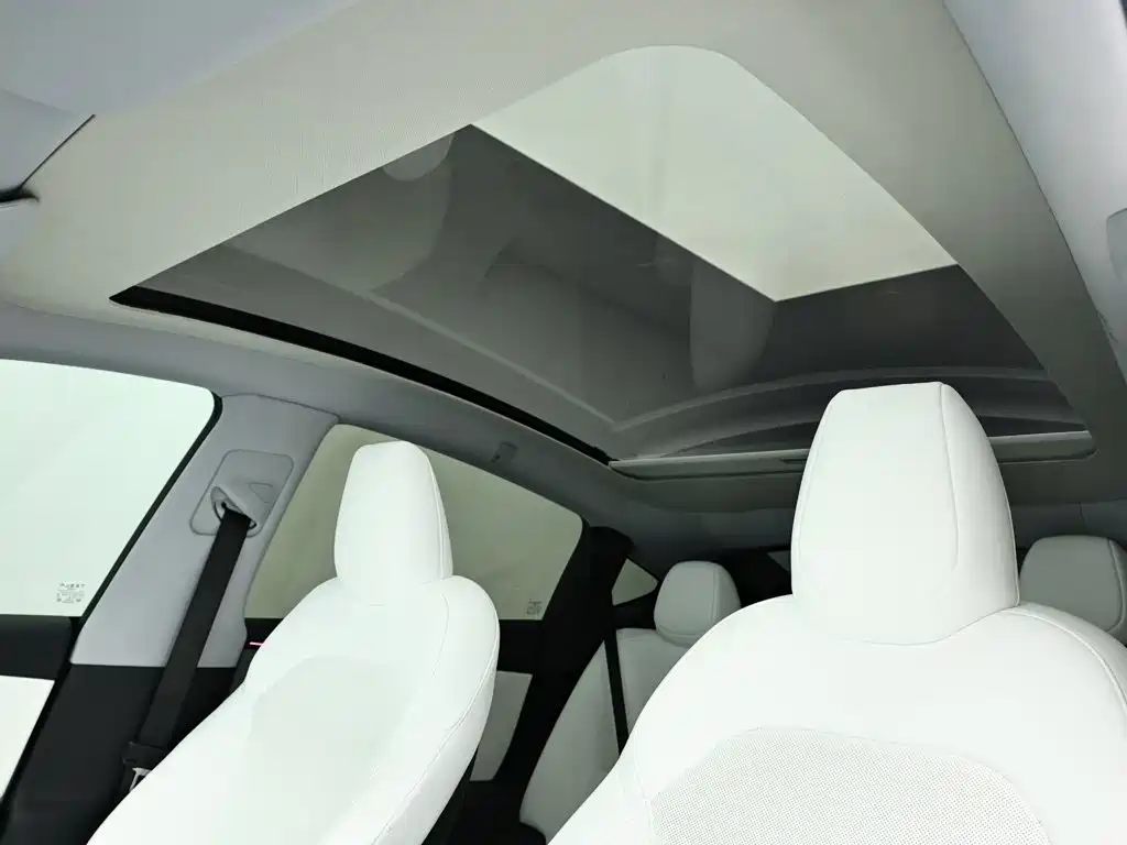 Tesla Model Y 2025 — фото 12
