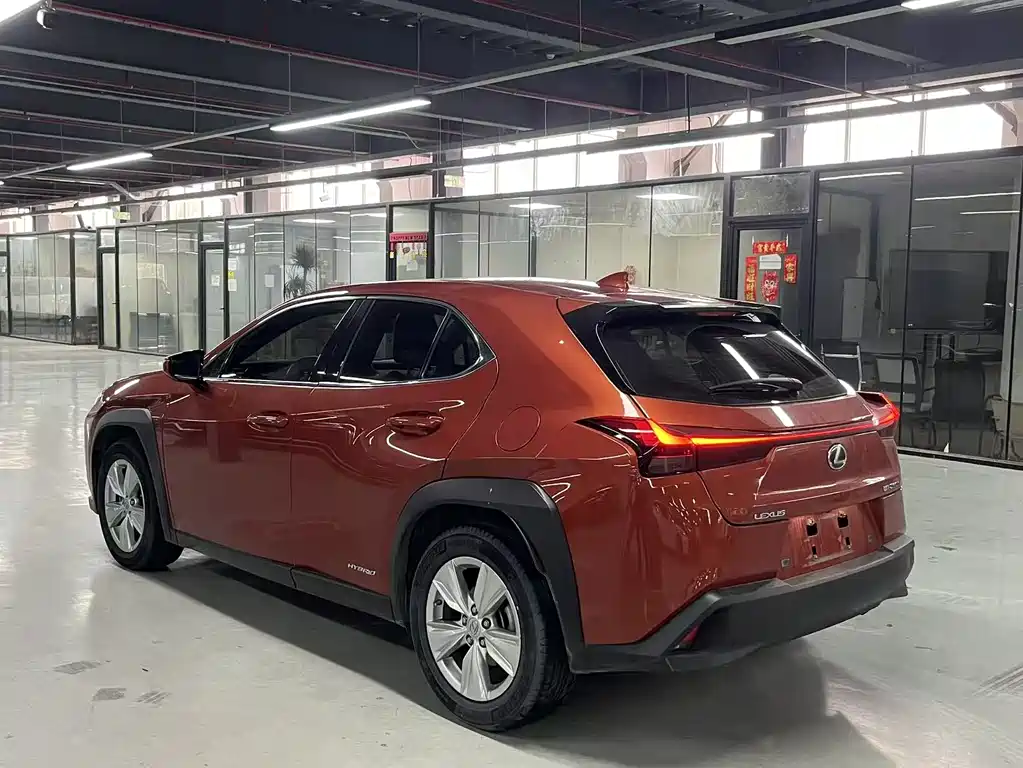 Lexus UX 2020 — фото 9