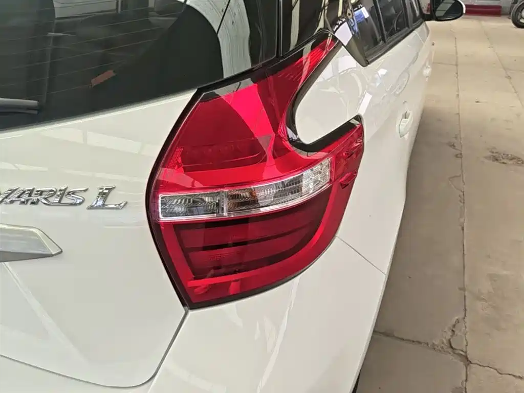 Toyota Yaris L 2017 — фото 8