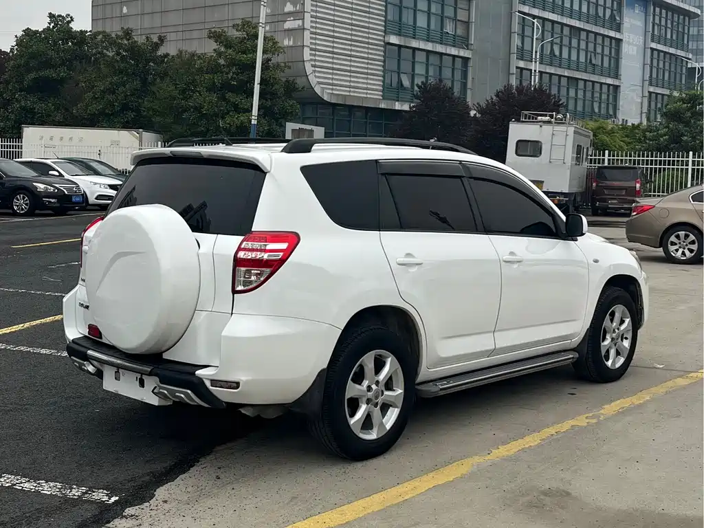 Toyota RAV4 2013 — фото 4