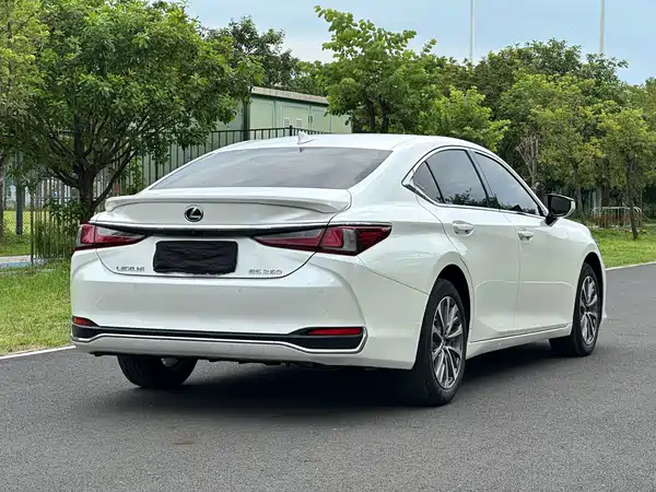 Lexus ES 2024