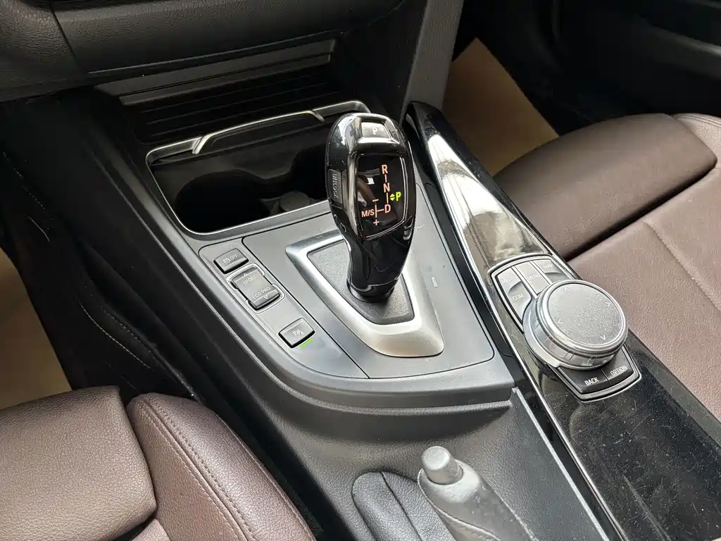 BMW 3 Series 2019 — фото 15