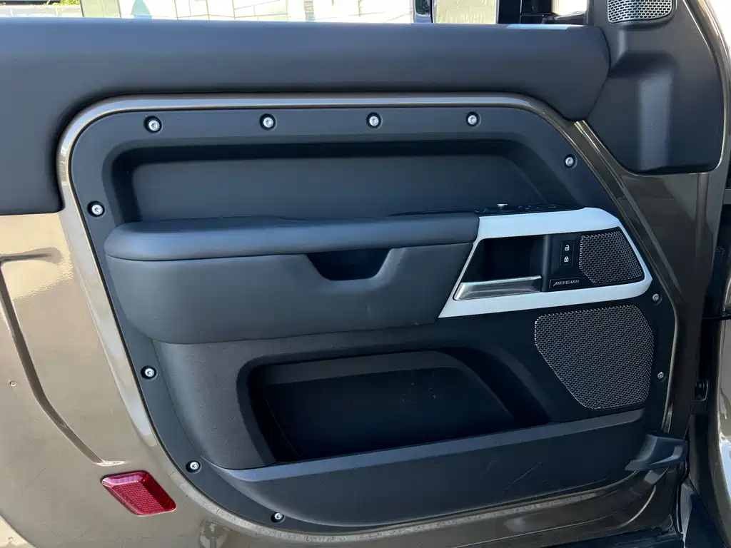 Land Rover Defender 2022 — фото 19