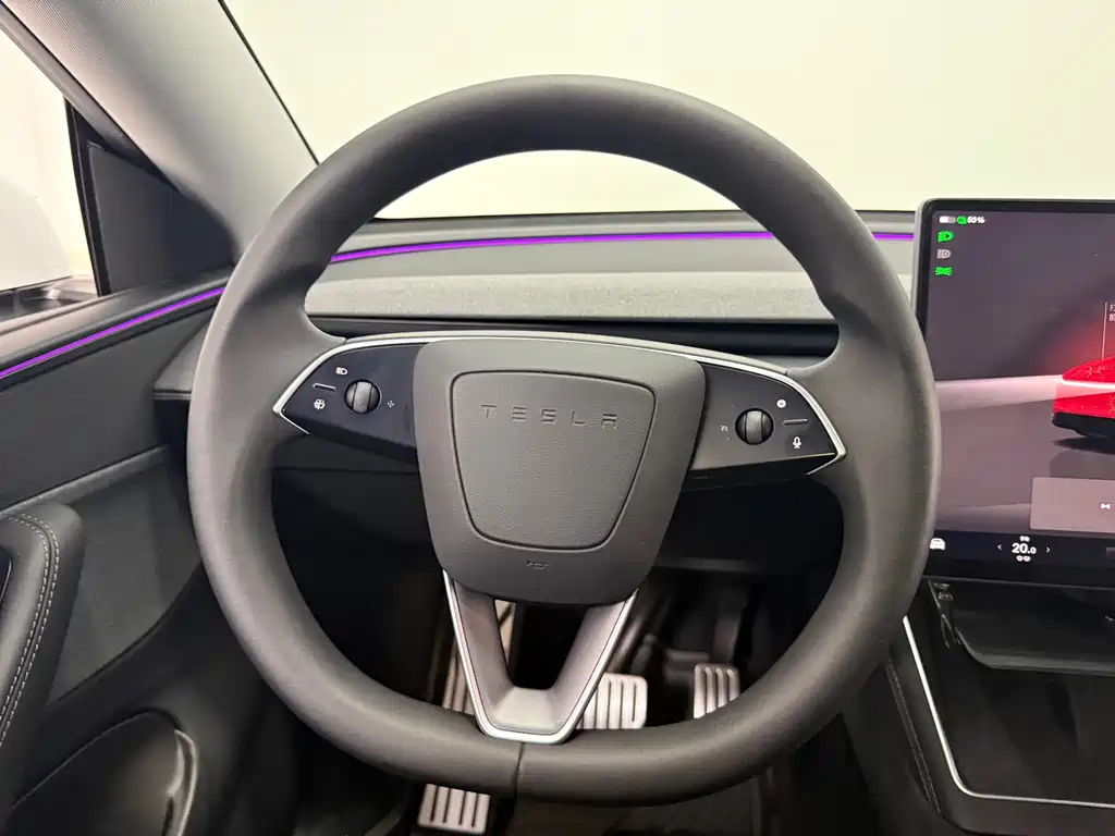 Tesla Model Y 2025 — фото 12