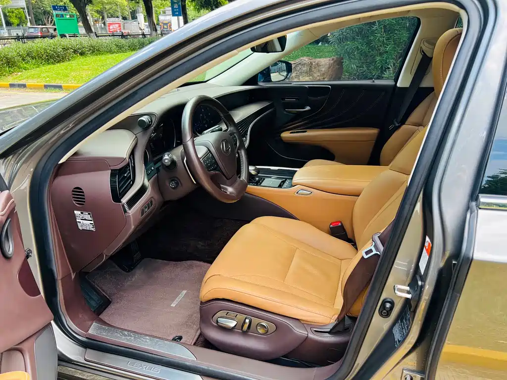 Lexus LS 2020 — фото 10