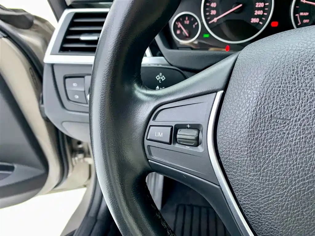 BMW 3 Series 2018 — фото 18
