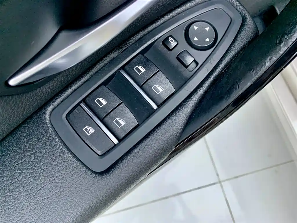 BMW 3 Series 2018 — фото 28