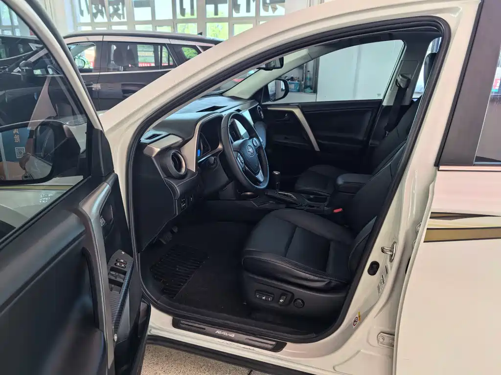 Toyota RAV4 2015 — фото 7