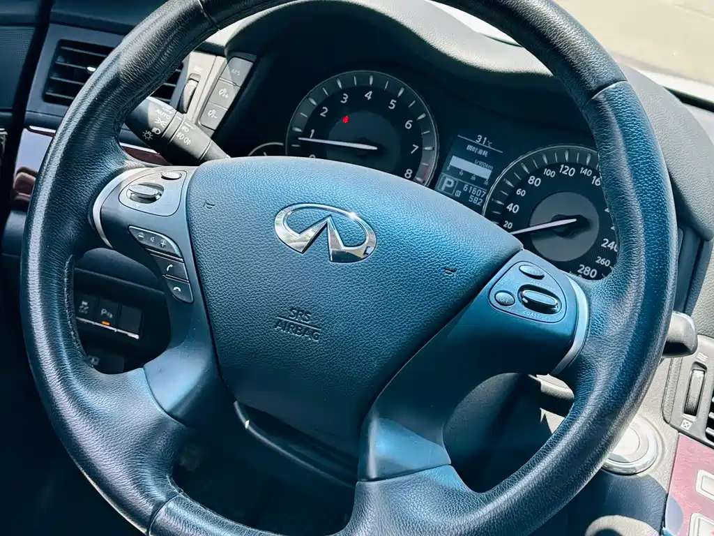 Infiniti Q70 2015 — фото 17