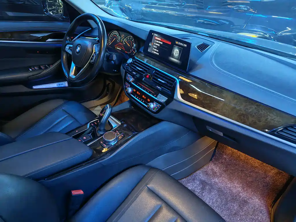 BMW 5 Series 2018 — фото 19