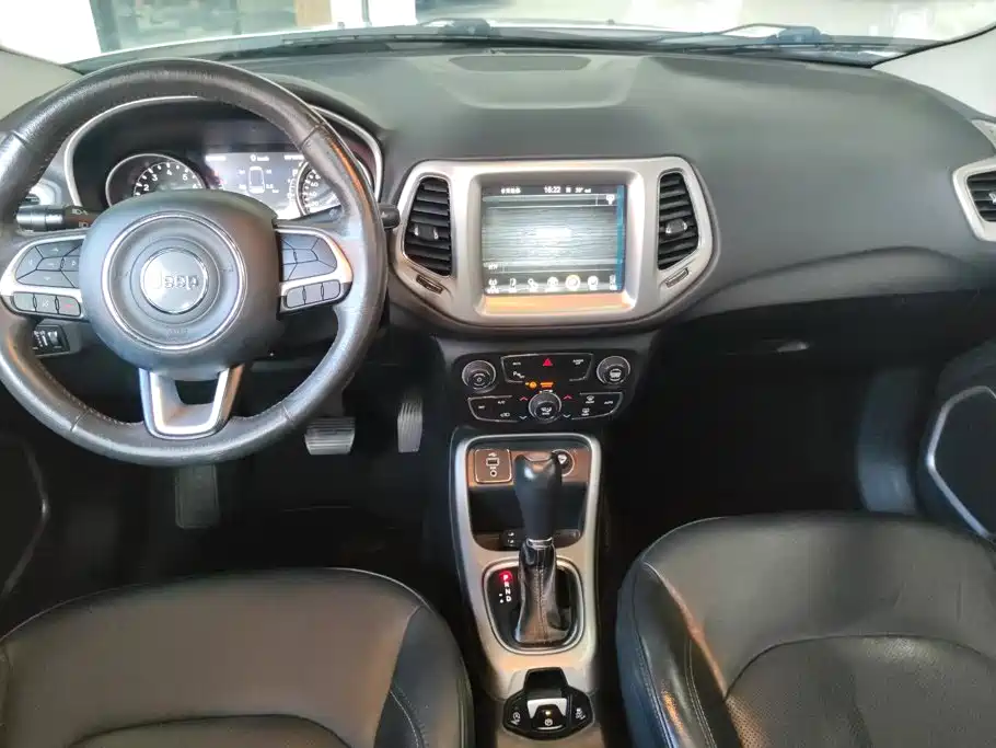 Jeep Compass 2018 — фото 12