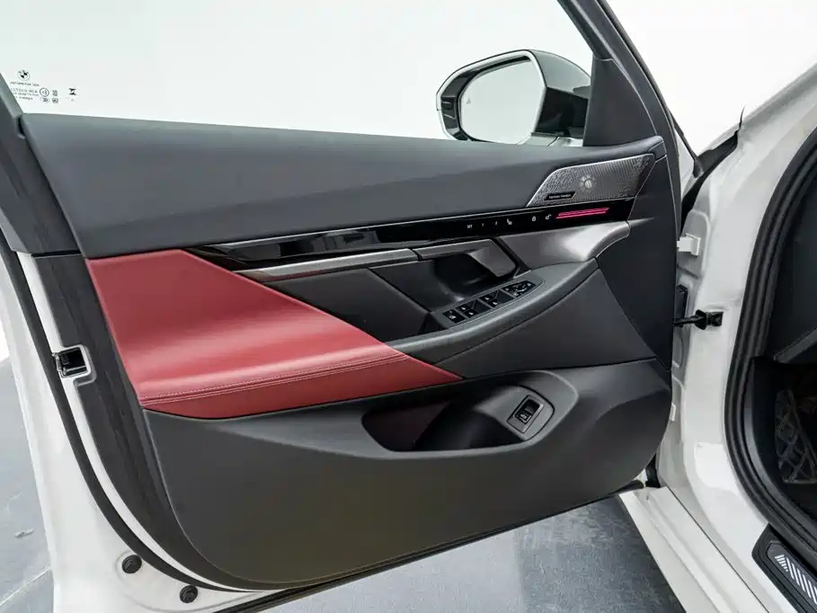BMW 5 Series 2025 — фото 11