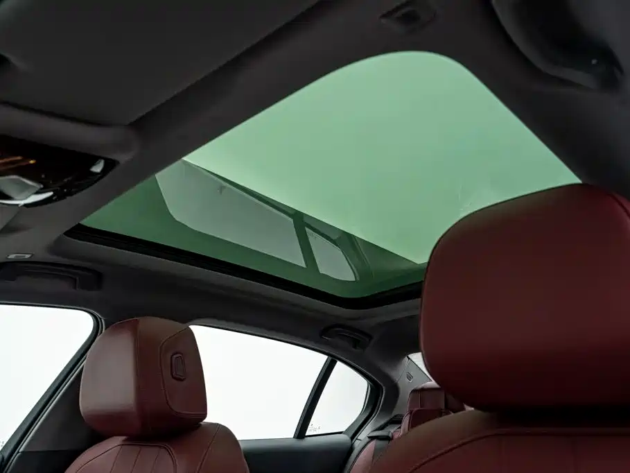 BMW 5 Series 2025 — фото 13