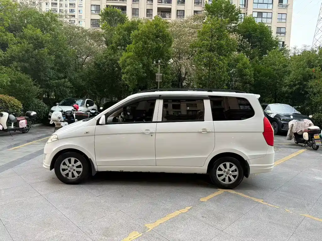 Wuling Hongguang 2015 — фото 3